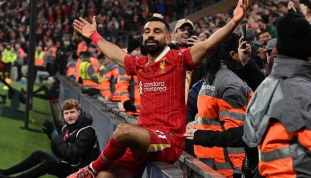 جماهير ليفربول ترفع لافتة كبيرة ل دعم مطالب محمد صلاح (صورة) 