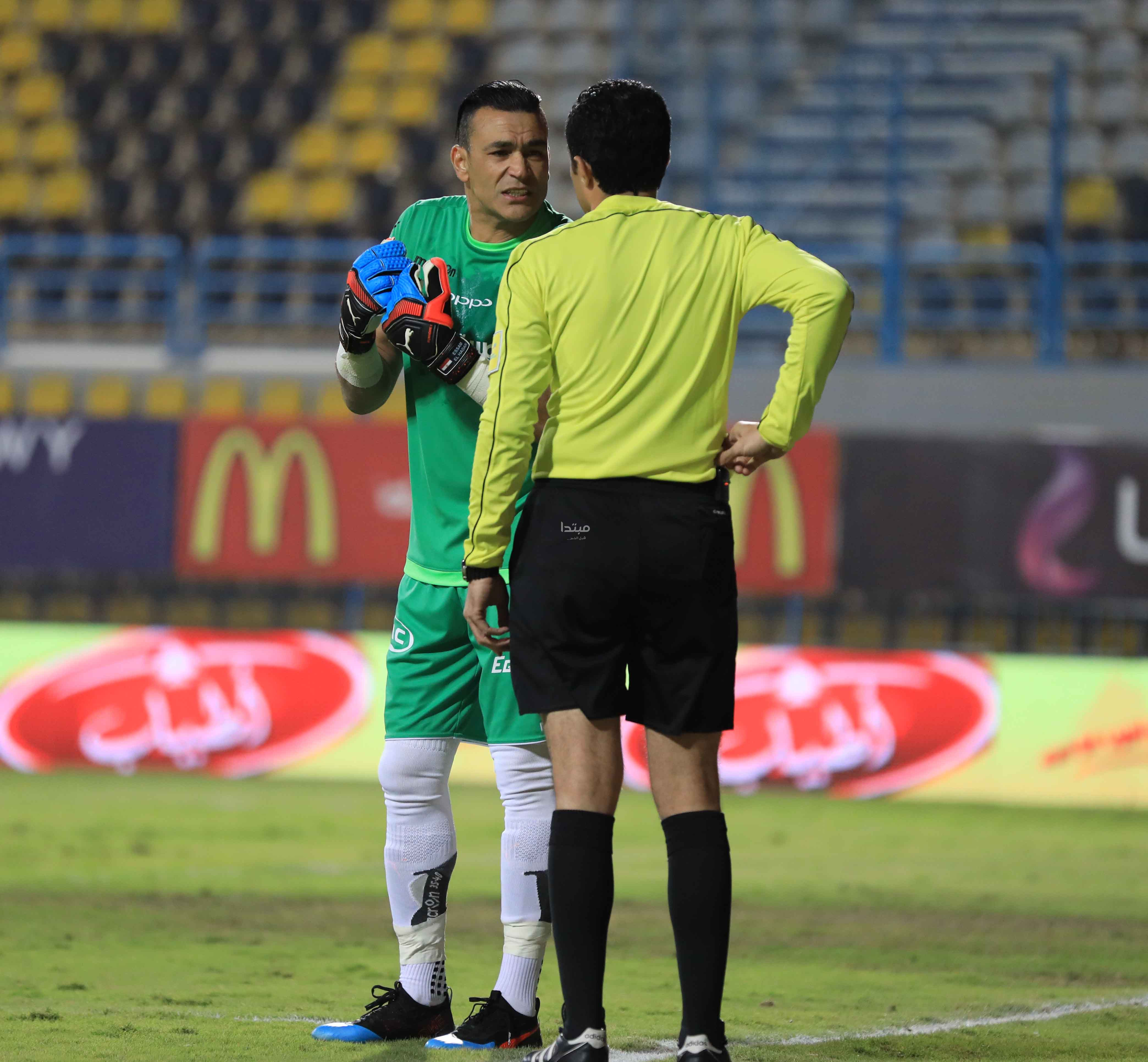 صور| جماهير الزمالك تسخر من الحضرى: «العب يا جدو» | مبتدا