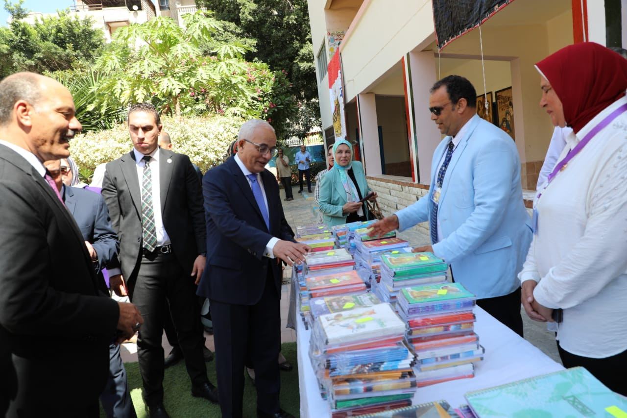 وزير التعليم يتفقد معرض «أهلاً مدرستي» بمحافظة الإسكندرية