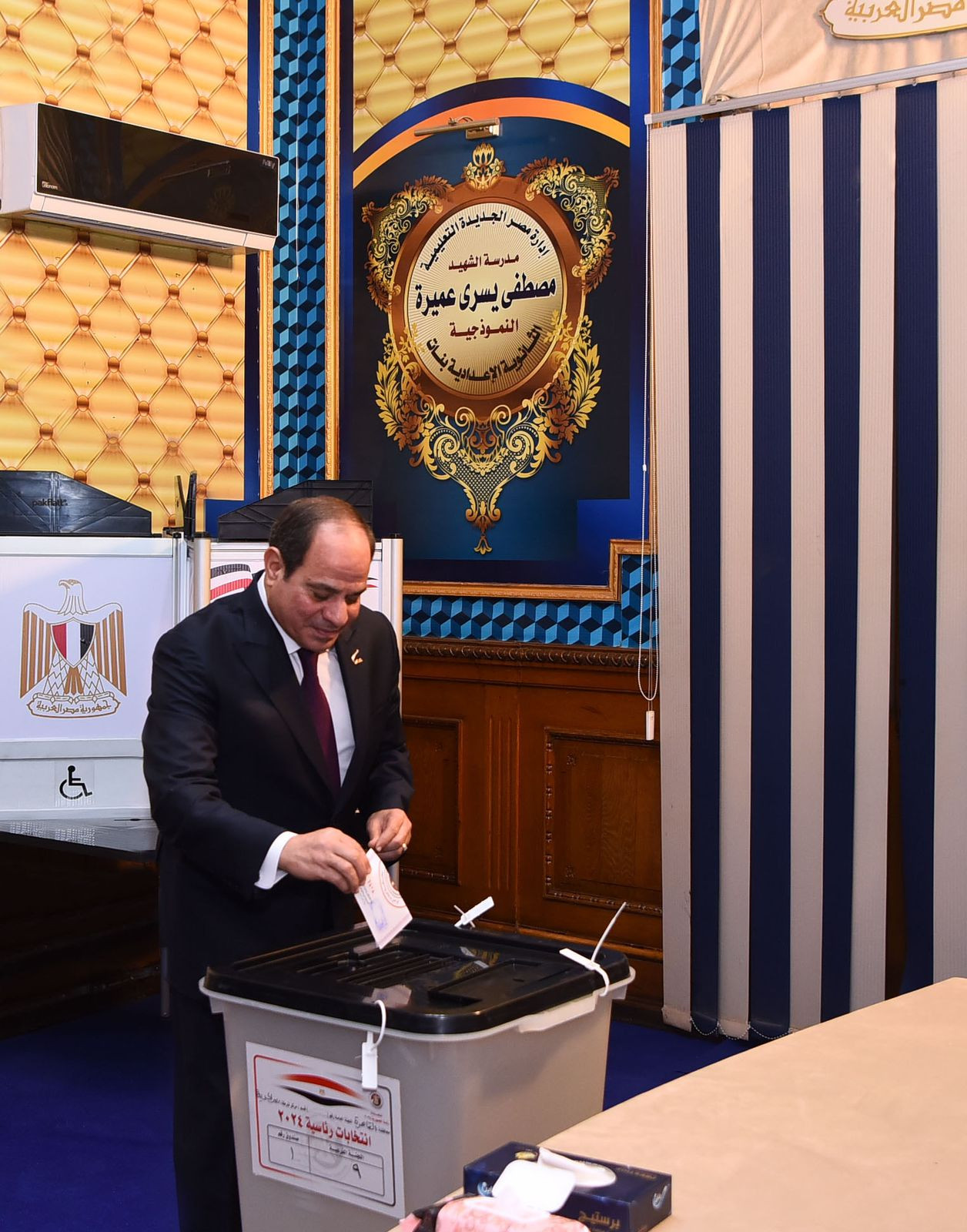 المرشح الرئاسي عبد الفتاح السيسي يدلي بصوته
