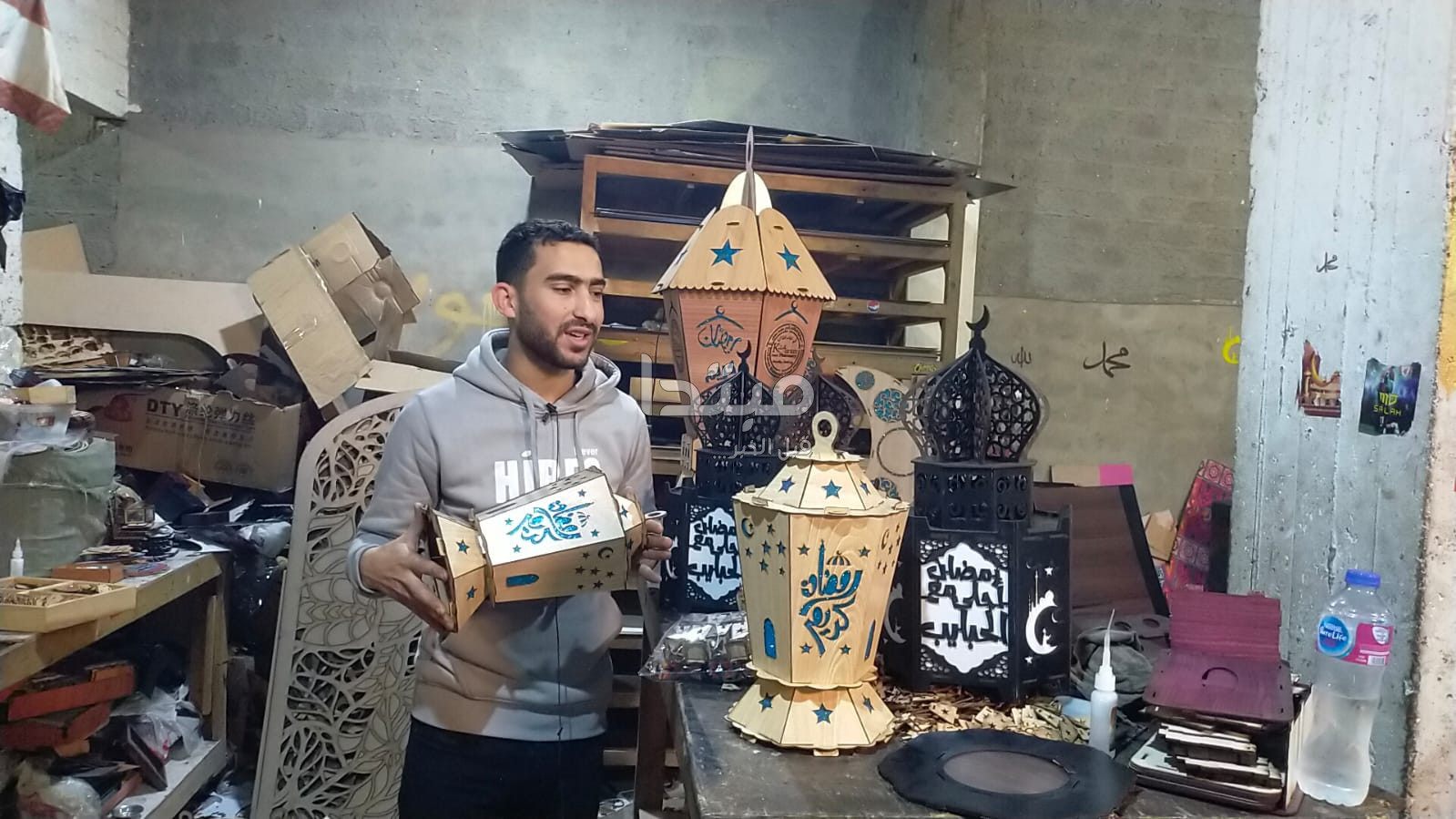 فوانيس خشبية على التراث القديم بالأنوار وأغاني رمضان