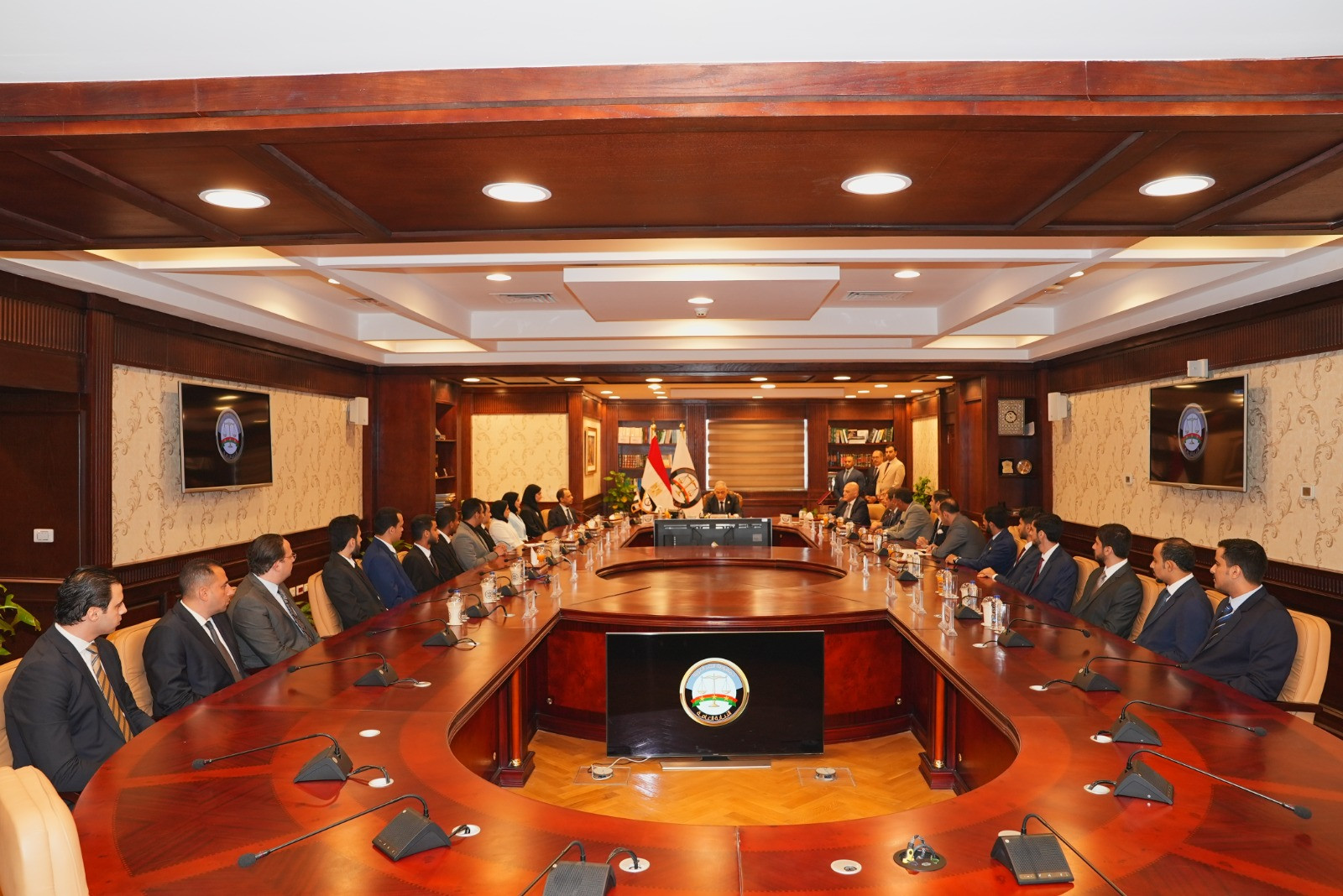 النائب العام يلتقي وفد رفيع المستوى من أعضاء هيئة الادعاء بسلطنة عمان