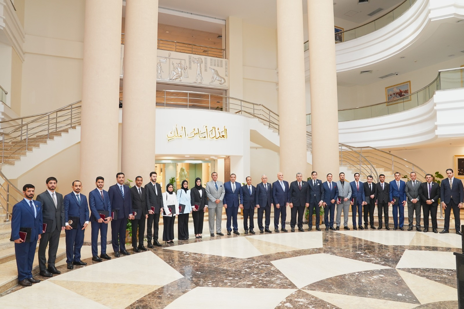 النائب العام يلتقي وفد رفيع المستوى من أعضاء هيئة الادعاء بسلطنة عمان