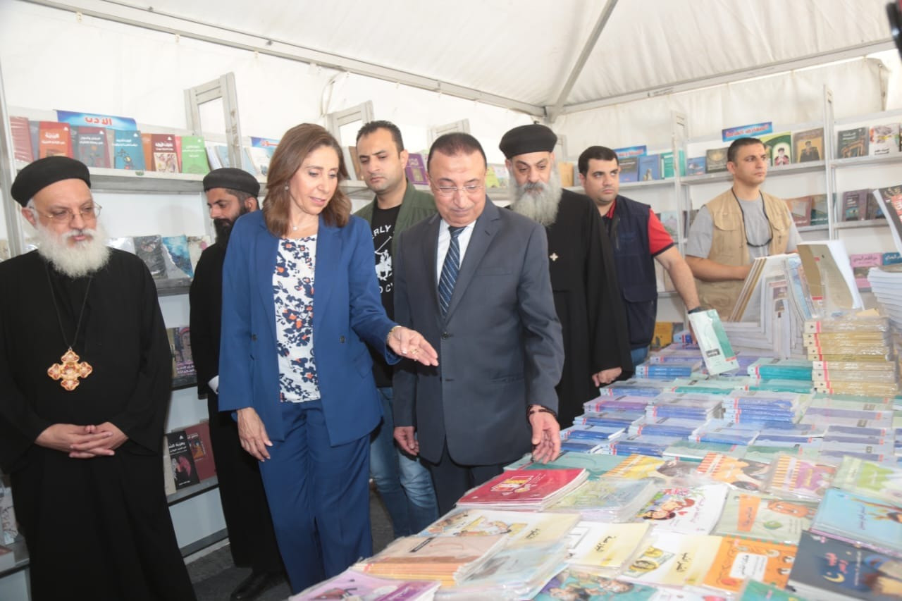 وزيرة الثقافة تفتتح معرض كتاب الكاتدرائية